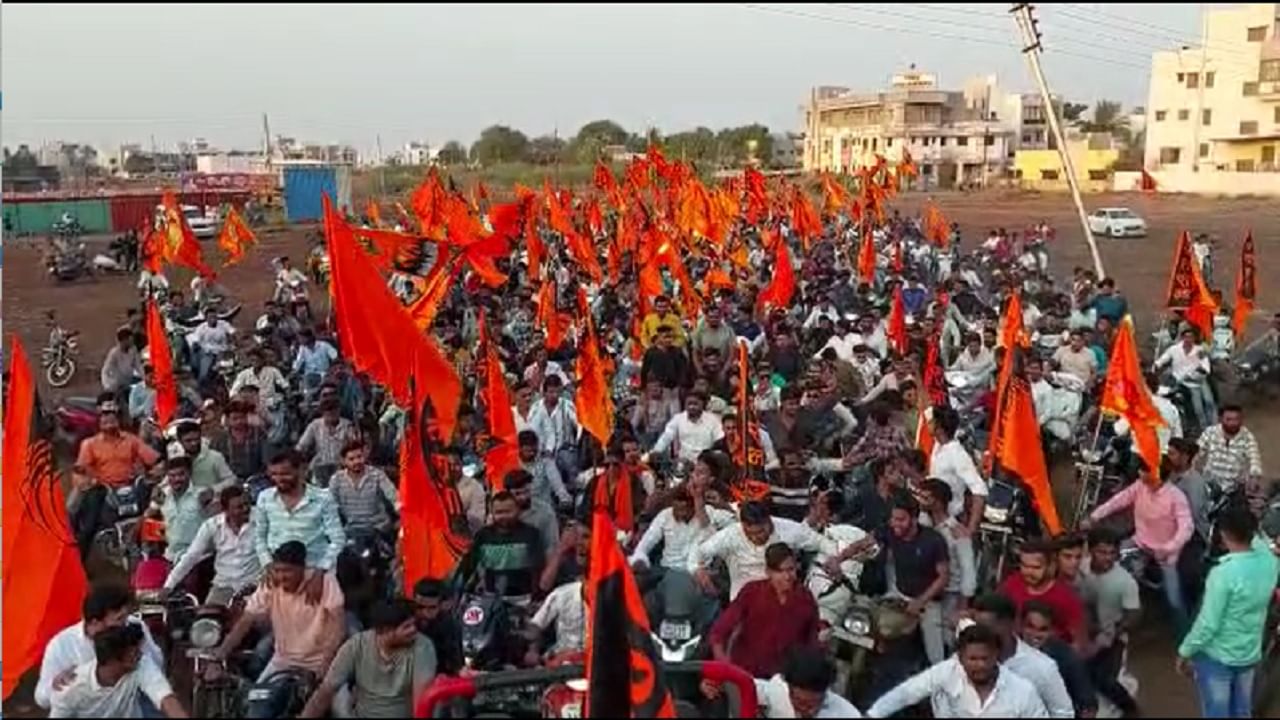  मोठ्या प्रमाणात पोलीस बंद असतं तैनात असून नंदुरबार जिल्ह्यात सकाळपासूनच उत्साहाचे वातावरण पाहण्यास मिळत आहे.