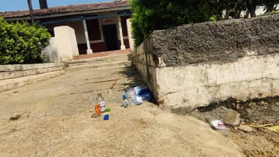 तळीरामांचा शाळेच्या आवारात दारु पिऊन धिंगाणा; दारुच्या बॉटल्या शाळेतच ठेवल्या