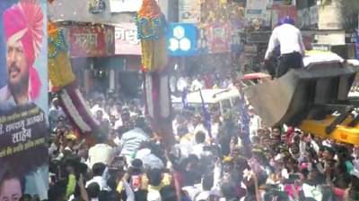 अबब! 50 फूटांचा हार, जेसीबीवरून फुलांची उधळण, शीघ्र कवी, सामाजिक न्याय राज्यमंत्री रामदास आठवले यांचं कुठे झालं स्वागत?