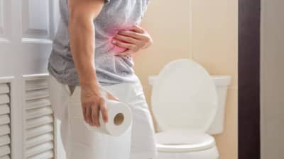 तुम्हालाही टॉयलेटमध्ये मोकळं होण्यास लागतो तासन् तास वेळ ? बद्धकोष्ठता नेमकी का होते ?