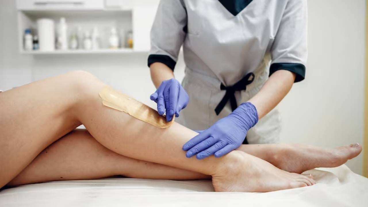 आपल्या शरीरावर बहुतेक ठिकाणी केस असतात. ते काढण्यासाठी बऱ्याच महिला वॅक्सिंगची मदत घेतात. पण ते करताना नीट काळजी घ्यावी लागते. काही चूक झाल्यास त्वचेवर रॅशेस येणे, अथवा त्वचा लाल होणे असा त्रास सहन करावा लागू शकतो. वॅक्सिंग करताना कोणत्या चुका टाळाव्यात ते जाणून घेऊया.