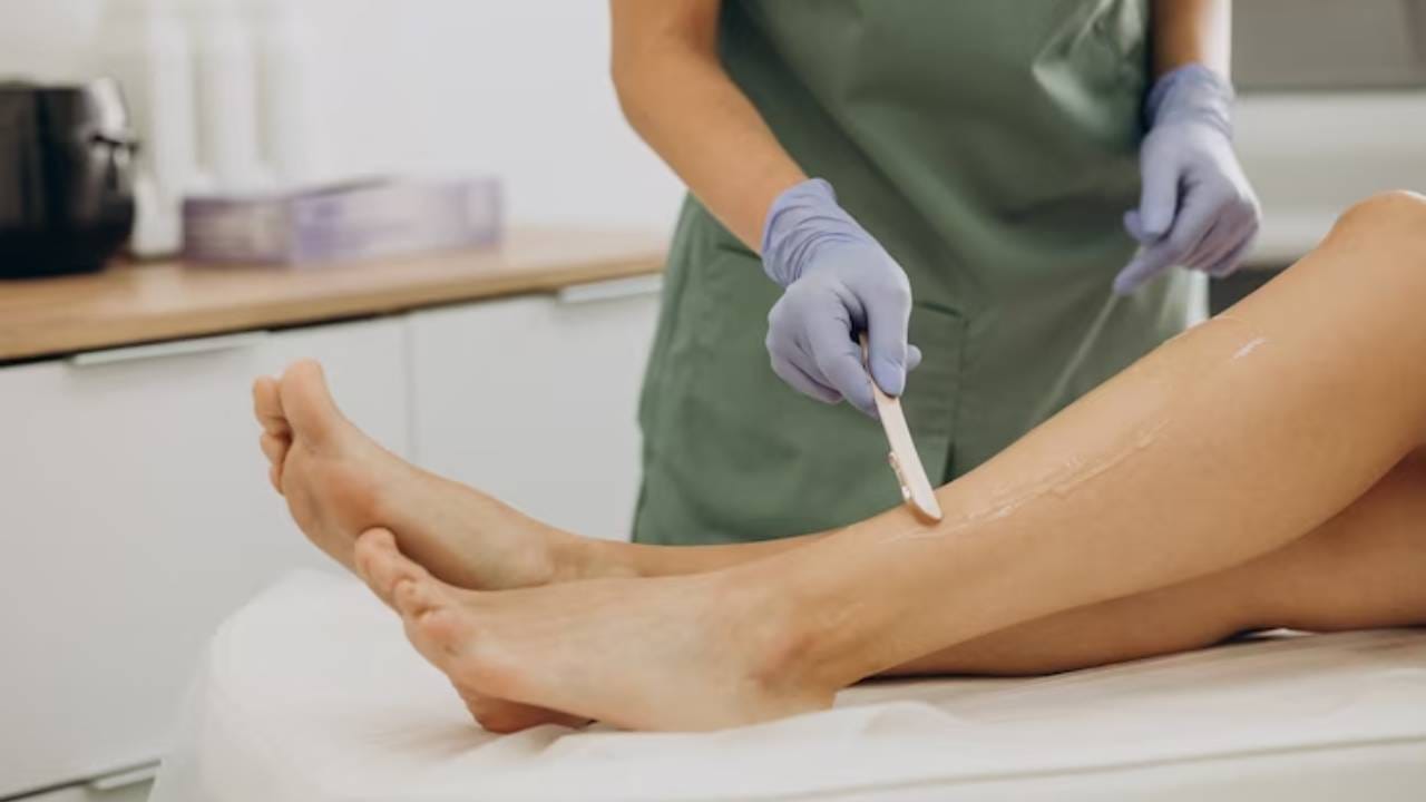 स्वच्छतेची नीट काळजी घेतली नाही तर वॅक्सिंगनंतर त्रास होऊ शकतो. अशा वेळी अस्वच्छ कापड किंवा टॉवेलचा वापर केल्यास त्वचेचा खाज येणे, लाल होणे असा त्रास होऊ शकतो. म्हणून नेहमी स्वच्छता बाळगा. 