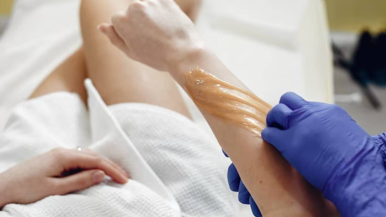  वॅक्सिंग करताना काही लोक जास्त वॅक्स वापरतात, त्यामुळे जास्त केस निघतील असं त्यांना वाटतं . पण त्यामुळे वेदनाही होऊ शकतात. म्हणून नेहमी वॅक्सचा पातळ थर लावावा.