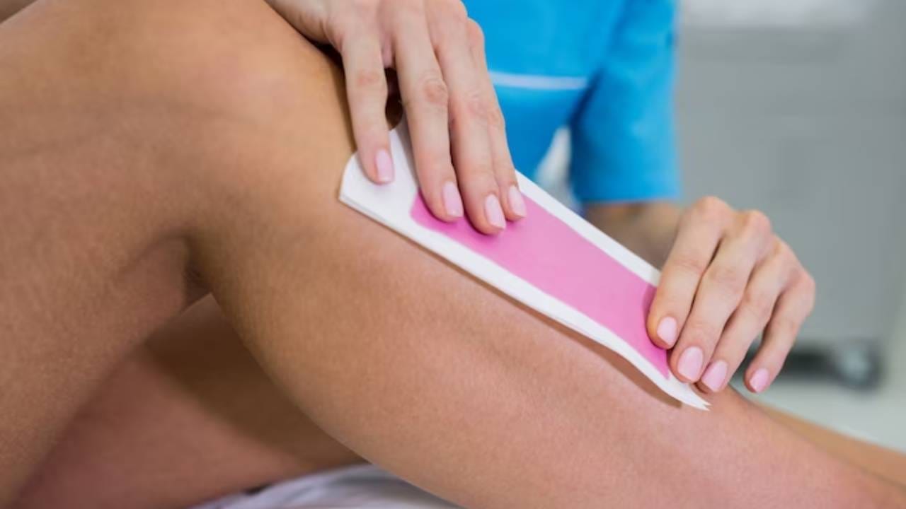 स्वच्छतेची नीट काळजी घेतली नाही तर वॅक्सिंगनंतर त्रास होऊ शकतो. अशा वेळी अस्वच्छ कापड किंवा टॉवेलचा वापर केल्यास त्वचेचा खाज येणे, लाल होणे असा त्रास होऊ शकतो. म्हणून नेहमी स्वच्छता बाळगा. 