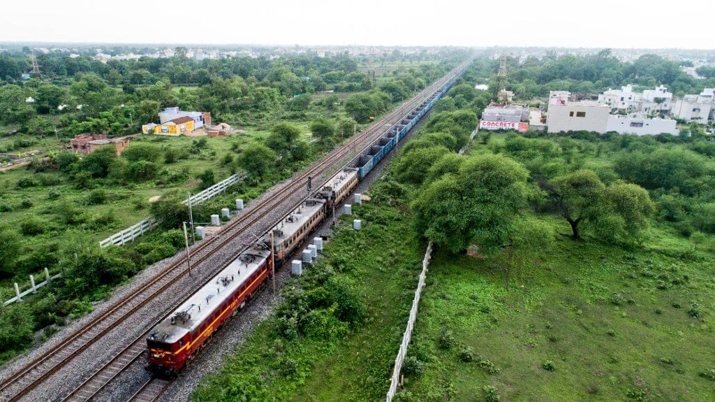 भारतात या ट्रेनची लांबी असते प्रचंड मोठी, खेचण्यासाठी चार ते पाच इंजिने लागतात