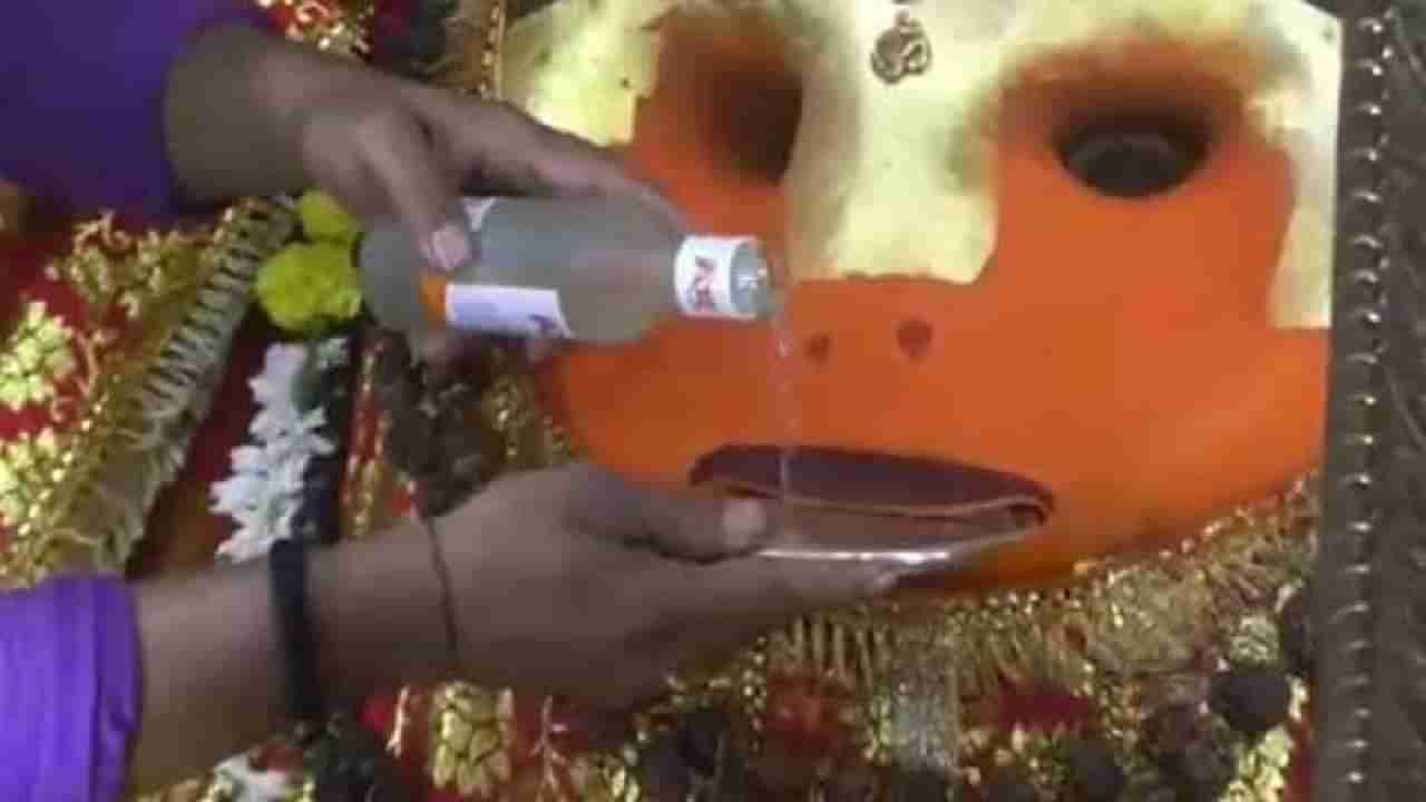 Kaal Bhairav Alcohol Mystery : उज्जैनच्या काल भैरवाला का दिला जातो मद्याचा प्रसाद? काय आहे यामागची धार्मीक मान्यता?