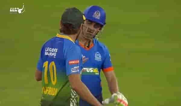 Gautam Gambhir Shahid Afridi | गौतम गंभीर याच्या जवळ गेला, पुढे..., आफ्रिदीने काय केलं? व्हीडिओ तुफान व्हायरल