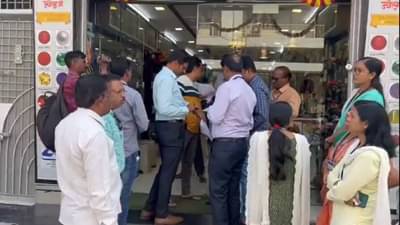 सराफा व्यापाऱ्याच्या घरी सावकारी पथकाची धाड, संशयास्पद कागद पत्रं ताब्यात घेतल्यामुळे...