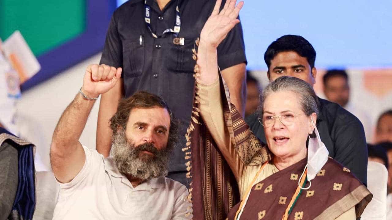 जगभरात पंतप्रधान मोदी यांचा डंका, बाहेर राहुल गांधी, सोनिया गांधी यांना कोणी ओळखतही नाही, भाजपचा टोला