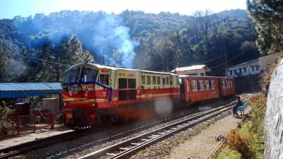 भारतातील सर्वाधिक घाणेरड्या रेल्वे गाड्या, चुकूनही काढू नये तिकीट!