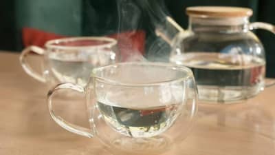 गरम पाणी प्यायल्याने मूळव्याध होतो का ? जाणून घ्या फायदे-तोटे