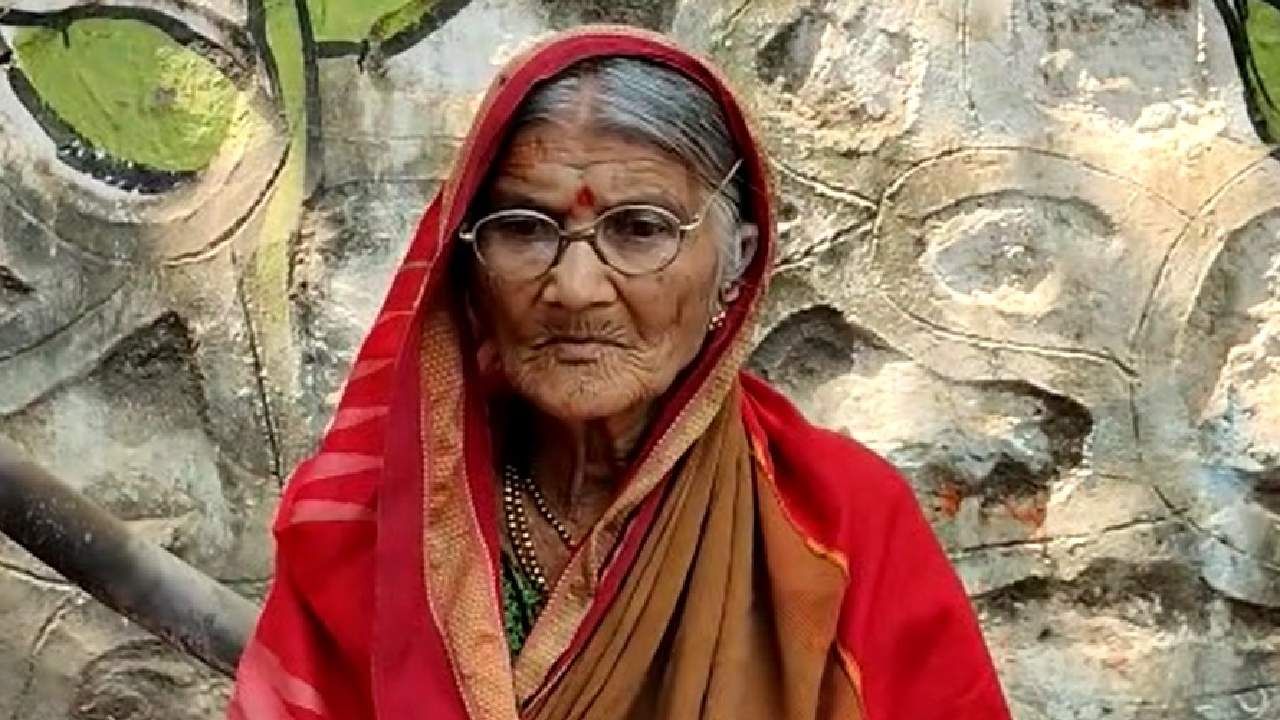80 वर्षीय वृद्ध महिला बसली उपोषणाला; प्रशासनाची अशी उडाली भंबेरी