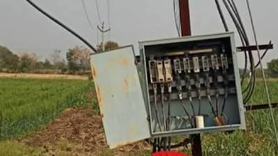 शेतकऱ्यांनी जगायची की मरायचं; 30 गावातील शेतीची वीज तोडली...