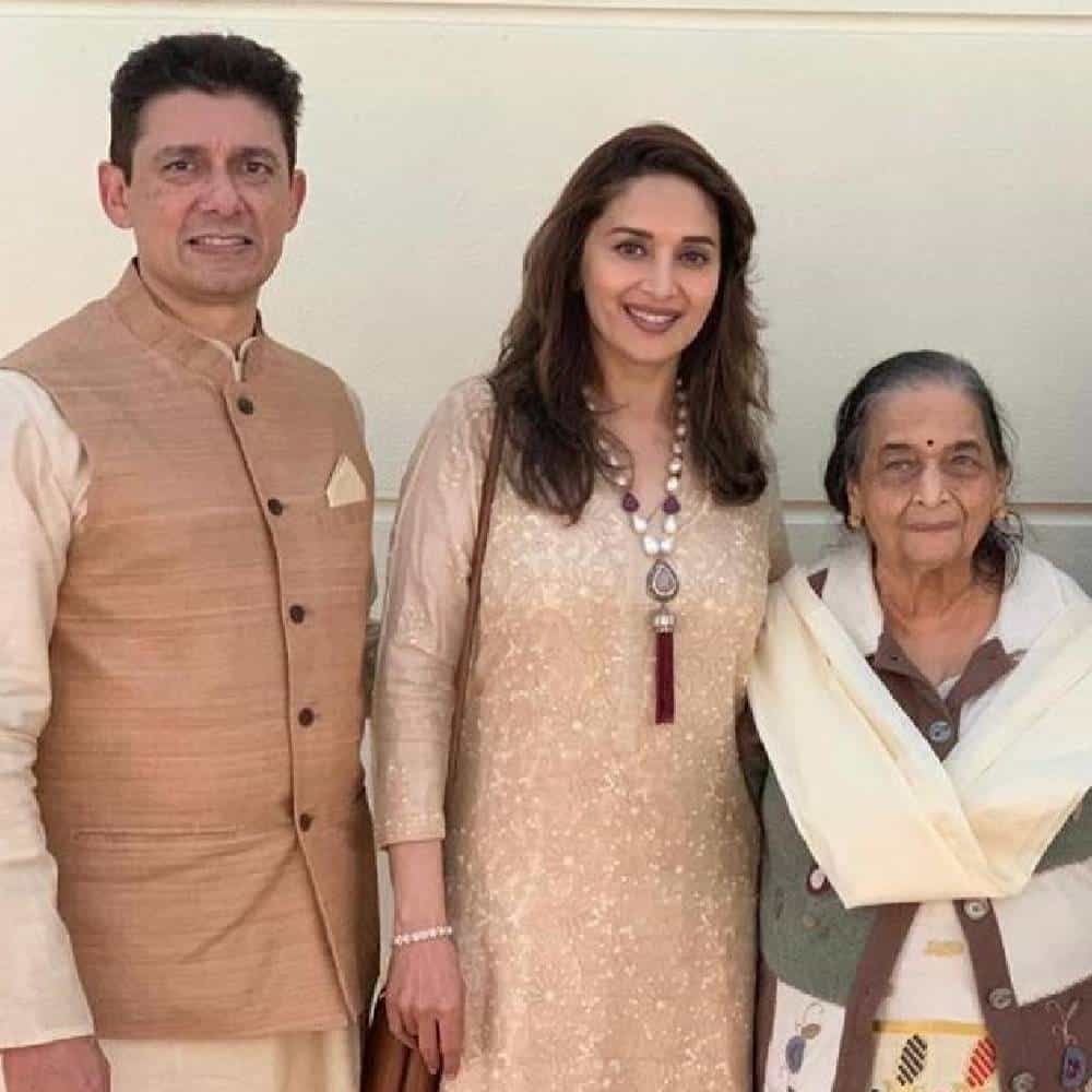 अभिनेत्री माधुरी दीक्षितची आई स्नेहलता दीक्षित यांचं आज (रविवारी) निधन झालं. त्या 91 वर्षांच्या होत्या. दुपारी साडेतीन वाजताच्या सुमारास त्यांच्या पार्थिवावर मुंबईतील वरळी इथं अंत्यसंस्कार करण्यात येतील.