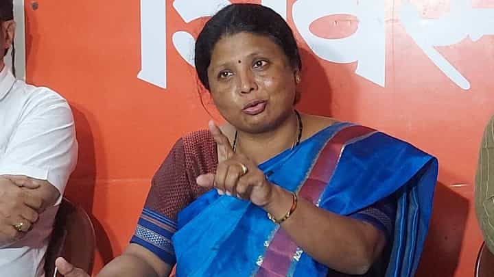 'तर मी सुद्धा गद्दारी केली असती', सुषमा अंधारे यांनी नेमकं काय केलं वक्तव्य? 'तर मी सुद्धा गद्दारी केली असती', सुषमा अंधारे यांनी नेमकं काय केलं वक्तव्य?