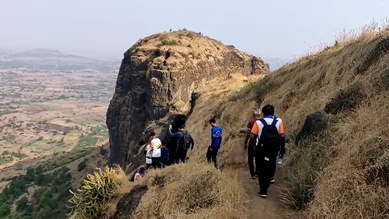घोटी येथील कळसुबाई मित्र मंडळाचे गिर्यारोहक दरवर्षी छत्रपती शिवाजी महाराजांच्या स्वराज्यातील गडकिल्ल्यांच्या सेवार्थी,सामाजिक बांधिलकी जपत महाराष्ट्रातील विविध गड किल्ल्यावर गेल्या सत्तावीस वर्षांपासून रंगपंचमी साजरी करत  आहेत.