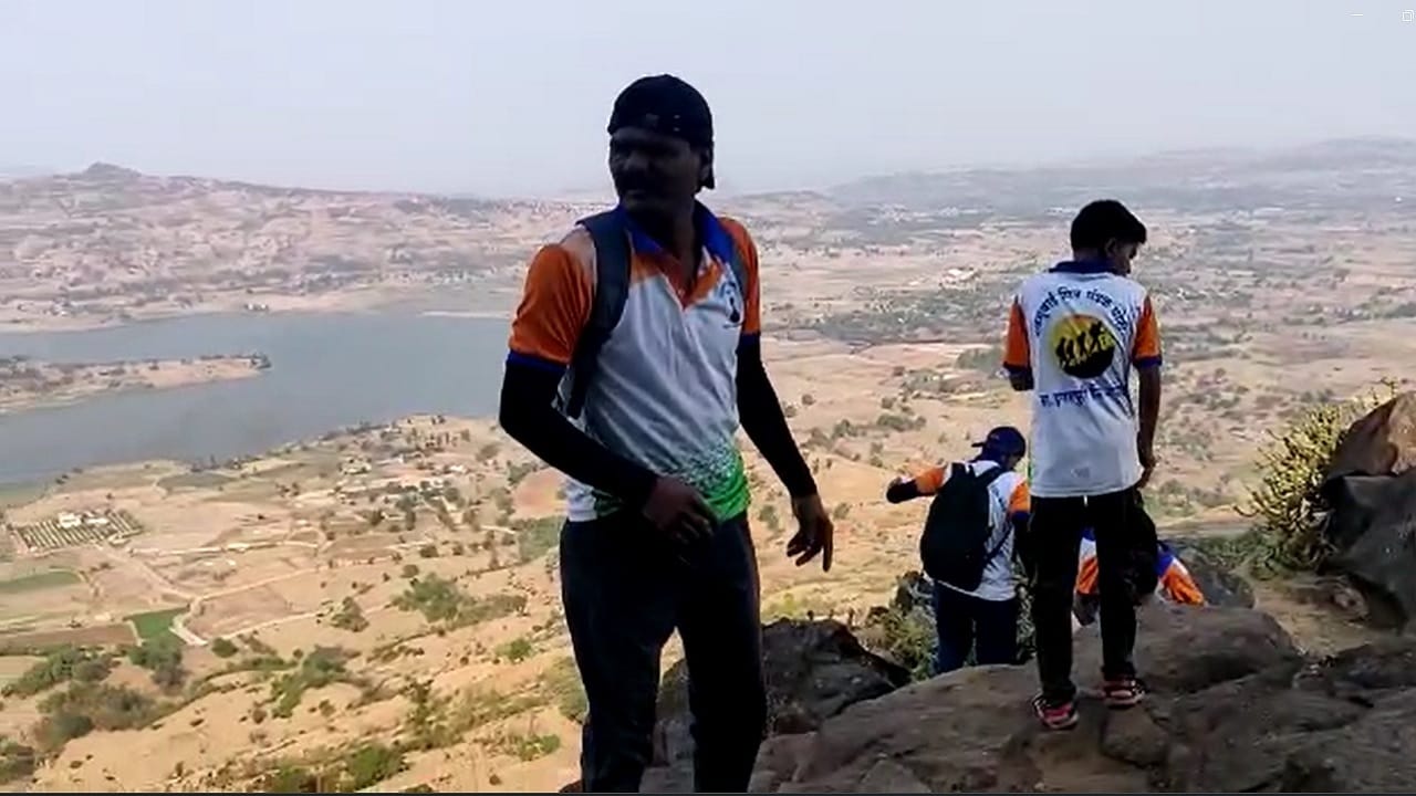 यावर्षी देखील प्रसिद्ध असलेल्या स्वराज्यातील "त्र्यंबकगड भंडारदुर्ग वर" रासायनिक रंगांच्या दुष्परिणामामुळे त्या रंगाला तिलांजली दिली