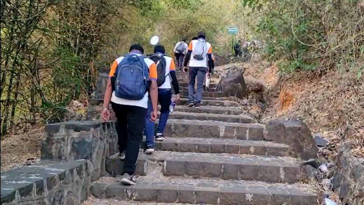 गिर्यारोहकांनी स्वतः फुलांच्या पाकळ्या, गुलमोहोराचे पाने,हळद, मेहेंदी,डाळीचे पीठ घालून नैसर्गिक रंग तयार करून तो नैसर्गिक रंग एकमेकांना लावून त्र्यंबकगड भंडारदुर्ग किल्ल्यावर नैसर्गिक वातावरणात रंगपंचमी मोठ्या उत्साहात,आनंदाने साजरी केली.