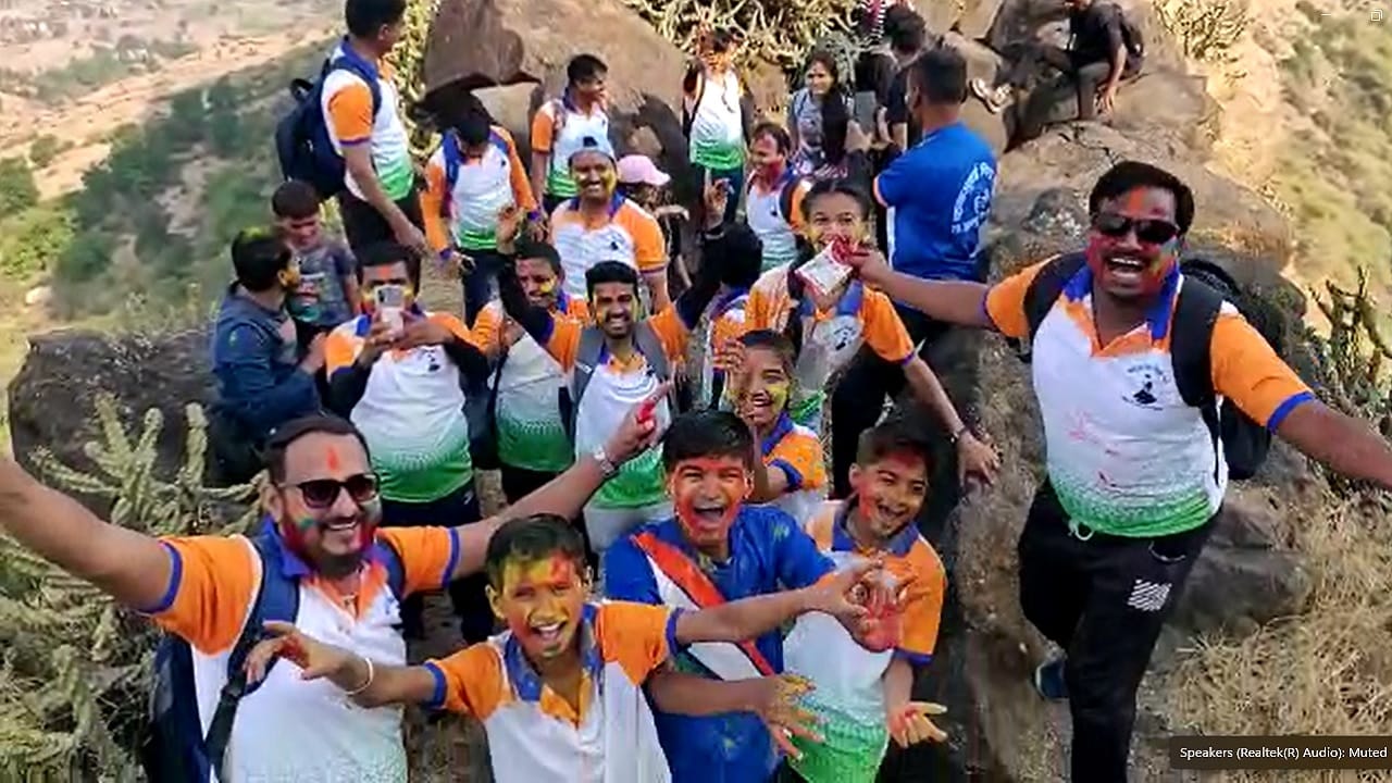 या त्र्यंबकगड भंडारदुर्ग किल्ल्यावरील रंगपंचमी उत्सवात कळसुबाई मित्र मंडळाचे अध्यक्ष भगीरथ मराडे, अशोक हेमके, बाळासाहेब आरोटे, निलेश पवार, प्रवीण भटाटे, काळू भोर,डॉ. महेंद्र आडोळे, ज्ञानेश्वर मांडे,संजयमंत्री जाधव,आदेश भगत,गोकुळ चव्हाण,सुरेश चव्हाण,पांडुरंग भोर,सोमनाथ भगत,राहुल हांडे,जान्हवी भोर,संजीवनी भगत,अर्चित हेमके,पुष्कर पवार, यज्ञेष भटाटे सहभागी झाले होते.