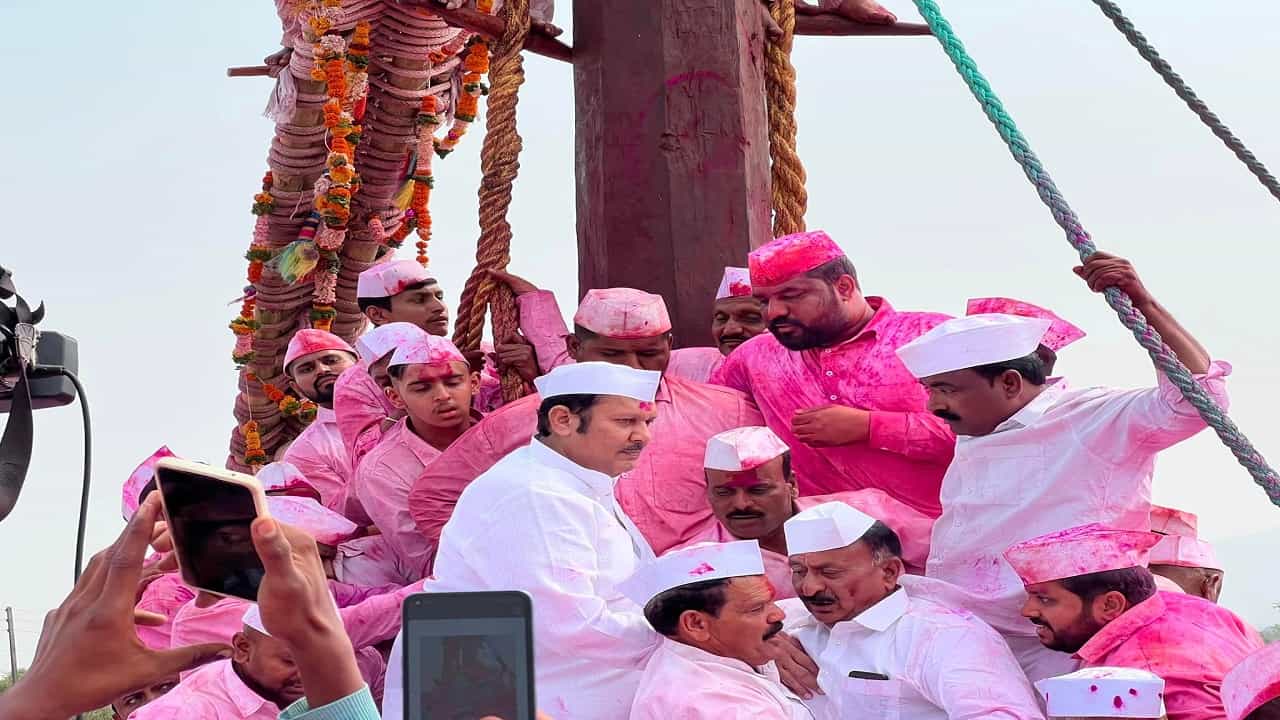श्री काशिनाथ बावधन बगाड रथ यात्रा निमित्त बगाड रथाचे पूजन खासदार उदयनराजे भोसले यांनी करुन यात्रेचा शुभारंभ केला.