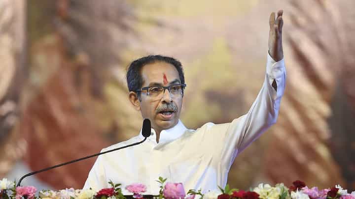 राज ठाकरेंच्या इशाऱ्यानंतर माहिममधील अनधिकृत बांधकाम हटवलं, शिवसेनाची पहिली प्रतिक्रिया राज ठाकरेंच्या इशाऱ्यानंतर माहिममधील अनधिकृत बांधकाम हटवलं, शिवसेनाची पहिली प्रतिक्रिया