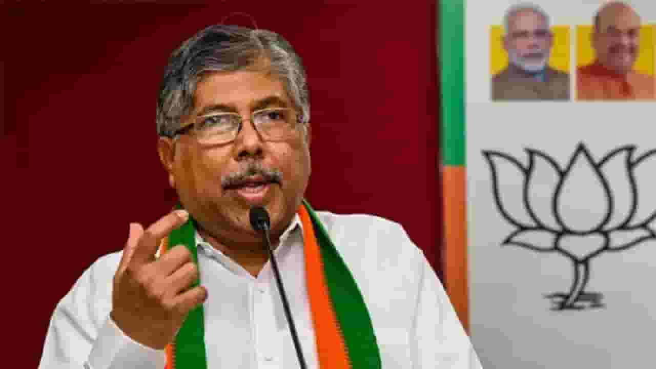 चंद्रकांत पाटील यांनी दिलगिरी व्यक्त करावी, शिवसेनेच्या नेत्यानं थेट केली विनंती