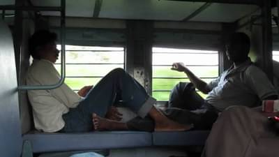 टॉयलेटमध्ये पाणी नाही, थांबवून ठेवलंय! प्रवाशाने केलं ट्विट, रेल्वे यंत्रणा जागी, युजर्स करतायत एन्जॉय