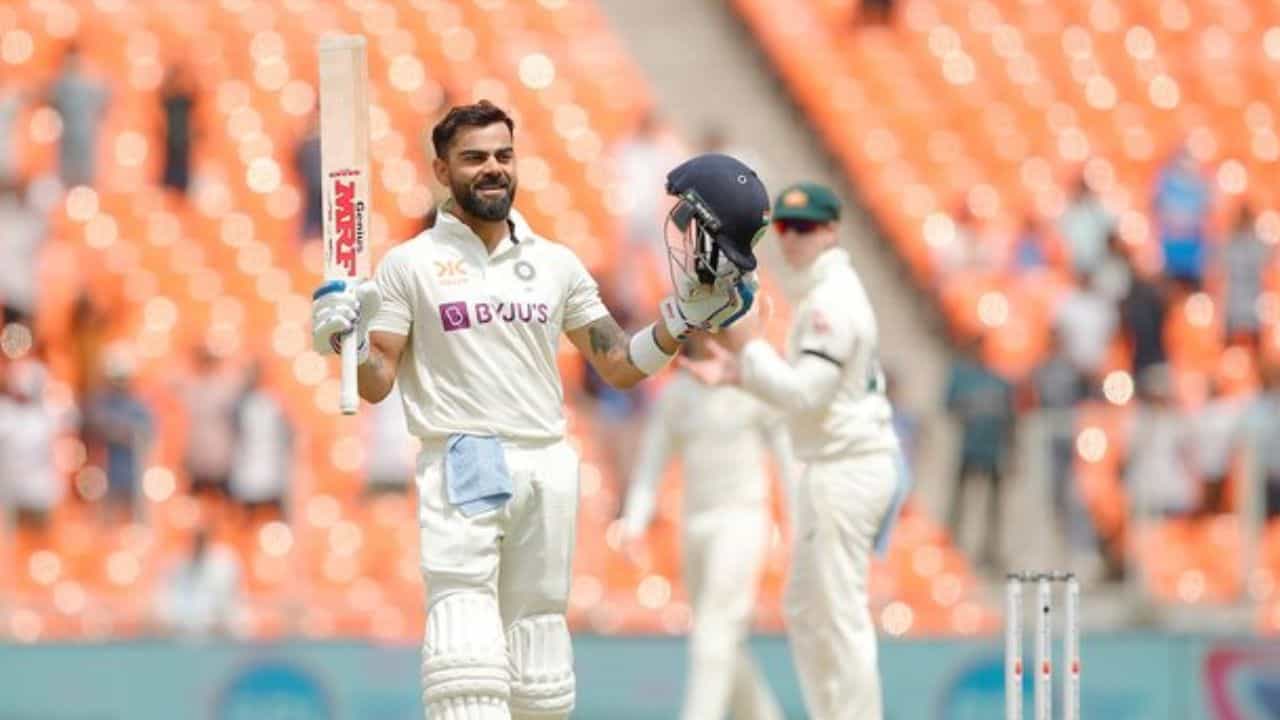 ऑस्ट्रियाविरूद्धच्या चौथ्या कसोटी सामन्यामध्ये विराट कोहली याची बॅट तळपलेली दिसली. अहमदाबादच्या नरेंद्र मोदी स्टेडियमवर विराट कोहलीने आंतरराष्ट्रीय क्रिकेट कारकिर्दीतील 75 वे शतक झळकावले. चौथ्या कसोटीच्या पहिल्या डावात विराटने 186 धावा केल्या. अवघ्या 14 धावांमुळे विराट शतकापासून तो वंचित राहिला. अशातच सोशल मीडियावर अनुष्का शर्मा हिची एक पोस्ट व्हायरल होत आहे. ज्यामध्ये विराटच्या तब्येतीबाबत खुलासा केला आहे.