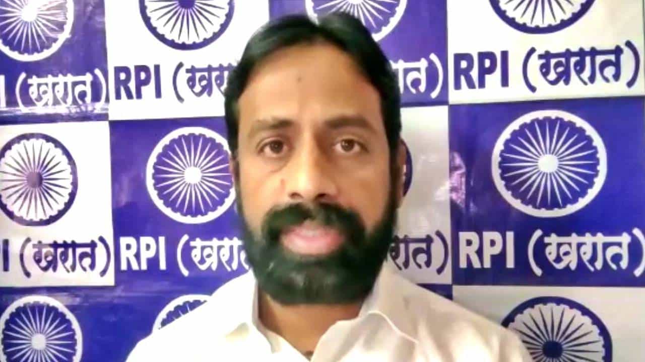 कृषिमंत्री अब्दुल सत्तारांची मंत्री पदावरून हाकालपट्टी करा; सत्तारांच्या वक्तव्यावरून राजकीय गटाची मागणी