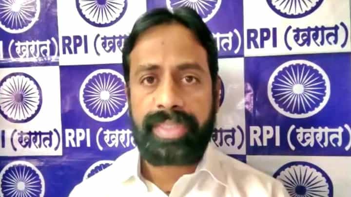 कृषिमंत्री अब्दुल सत्तारांची मंत्री पदावरून हाकालपट्टी करा; सत्तारांच्या वक्तव्यावरून राजकीय गटाची मागणी कृषिमंत्री अब्दुल सत्तारांची मंत्री पदावरून हाकालपट्टी करा; सत्तारांच्या वक्तव्यावरून राजकीय गटाची मागणी