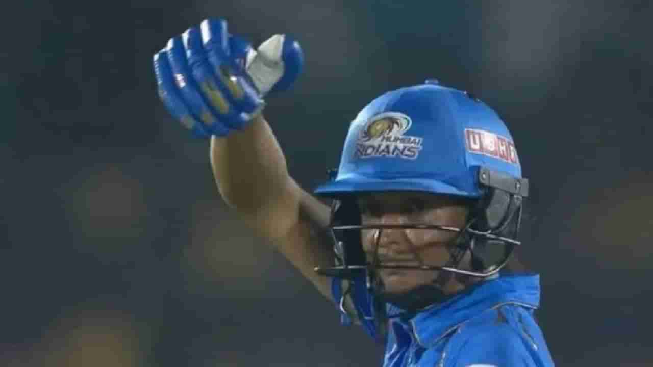 MI vs UPW : Harmanpreet Karur कडून धोनीची बरोबरी, स्टार्कची बायको हतबल, 45 मिनिटात गेम ओव्हर