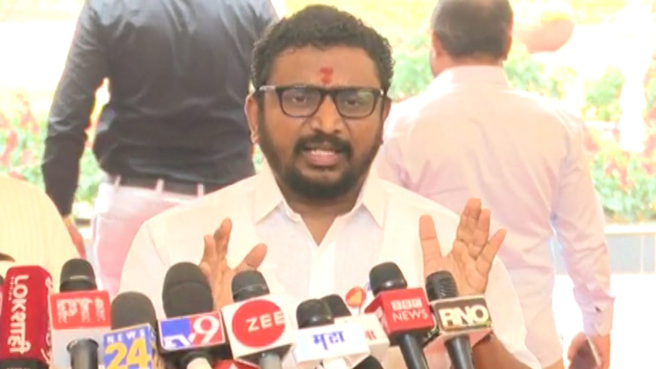 लाल वादळ सरकारला हवेत घेऊन जाईल, अमोल मिटकरी यांचा जोरदार हल्लाबोल; तो विषाचा घोट होता म्हणून... लाल वादळ सरकारला हवेत घेऊन जाईल, अमोल मिटकरी यांचा जोरदार हल्लाबोल; तो विषाचा घोट होता म्हणून...