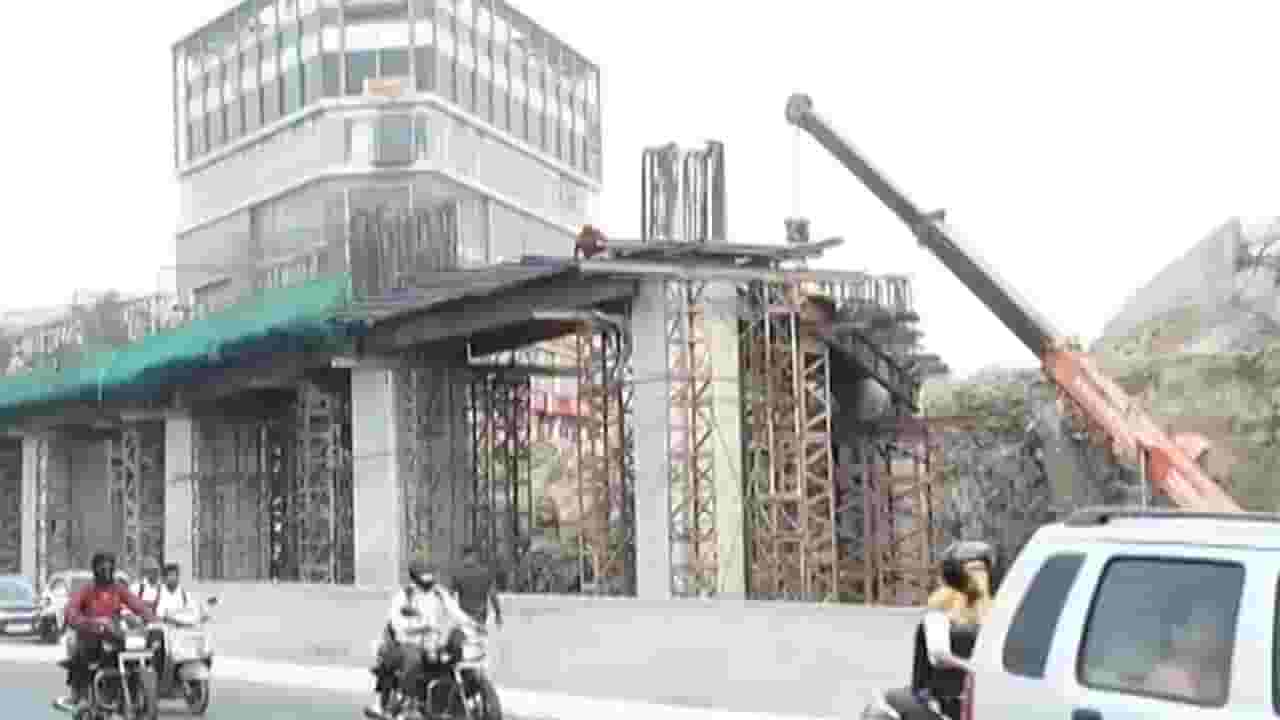 पुण्यातील चांदणी चौकातील पुलाचं काम अंतिम टप्प्यात; जिल्हाधिकारी डॉ. राजेश देशमुख यांच्याकडून पाहणी पुण्यातील चांदणी चौकातील पुलाचं काम अंतिम टप्प्यात; जिल्हाधिकारी डॉ. राजेश देशमुख यांच्याकडून पाहणी