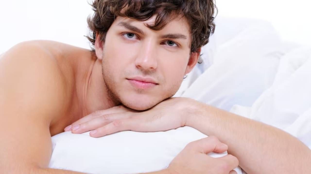 Sleeping Naked Benefits : कपडे न घालता झोपण्याचे आहेत अनेक फायदे, तुम्हाला माहीत आहेत का ?याच