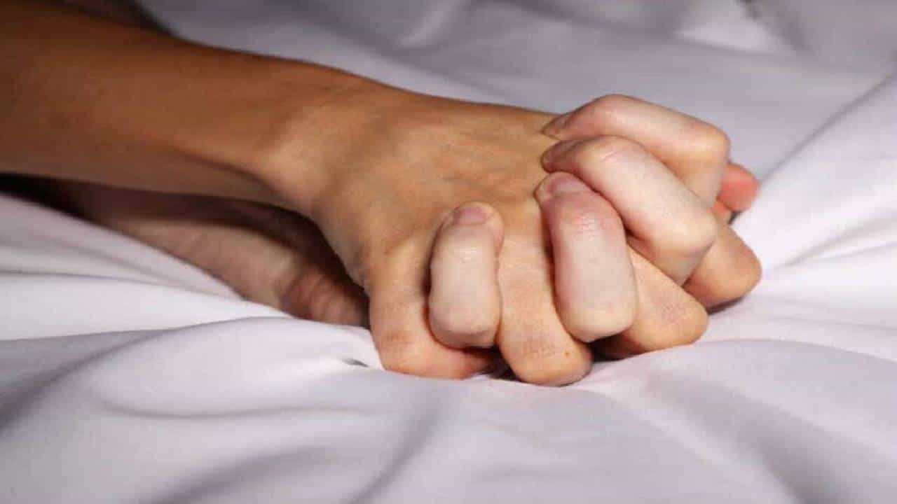 विश्वासाने घरी नेलं, सेक्ससाठी बायकोची मागणी करताच नको ते घडलं