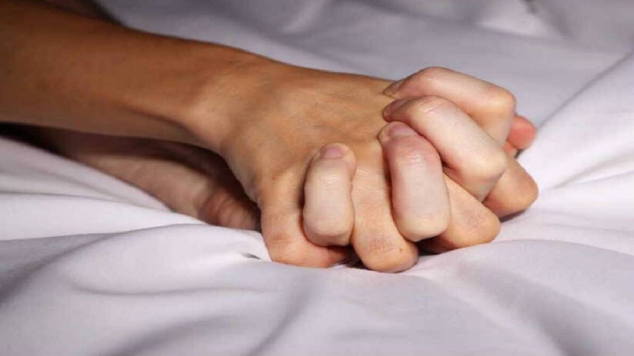 विश्वासाने घरी नेलं, सेक्ससाठी बायकोची मागणी करताच नको ते घडलं विश्वासाने घरी नेलं, सेक्ससाठी बायकोची मागणी करताच नको ते घडलं