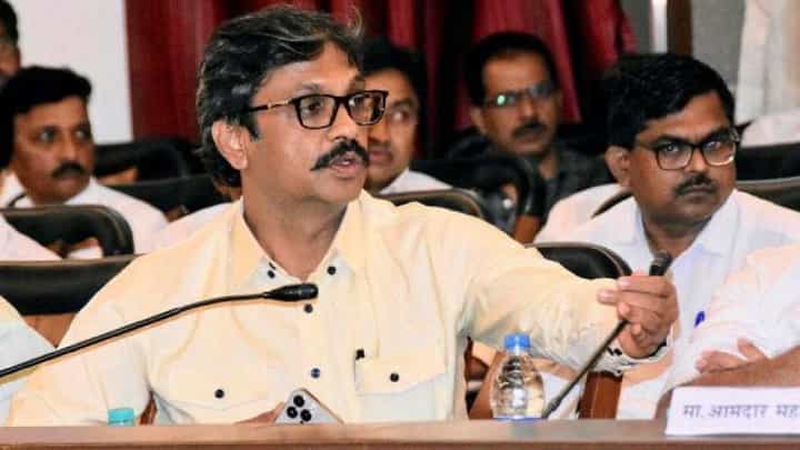भाजपनं आमदार राहुल कुल यांना निलंबित करावं; कुणी केली मागणी? पाहा... भाजपनं आमदार राहुल कुल यांना निलंबित करावं; कुणी केली मागणी? पाहा...