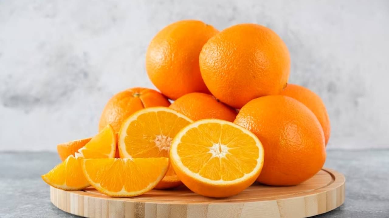 संत्र, मोसंबं, लिंबू, द्राक्षे इत्यादी लिंबूवर्गीय फळे खाल्ल्याने शरीरातून विषारी पदार्थ बाहेर पडतात. यामुळे तुमच्या शरीरात वास निर्माण करणार्‍या बॅक्टेरियाची वाढ कमी होते. 