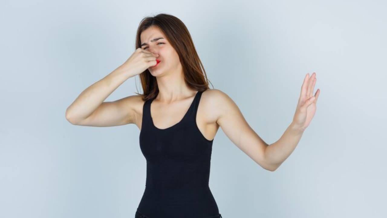 गरमीमुळे येतोय अंगाला वास ? या पदार्थांच्या मदतीने घालवा Body Smell