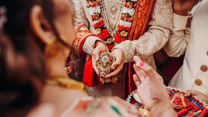 लग्नात स्टेजवर हा फिल्मी डायलॉग मारणं वराला पडलं महागात, वधूने थेट लग्नच मोडलं