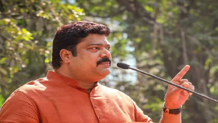 मनसेच्या राजू पाटील यांचा KDMC ला १५ दिवसांचा अल्टिमेटम, काय आहे कारण? मनसेच्या राजू पाटील यांचा KDMC ला १५ दिवसांचा अल्टिमेटम, काय आहे कारण?