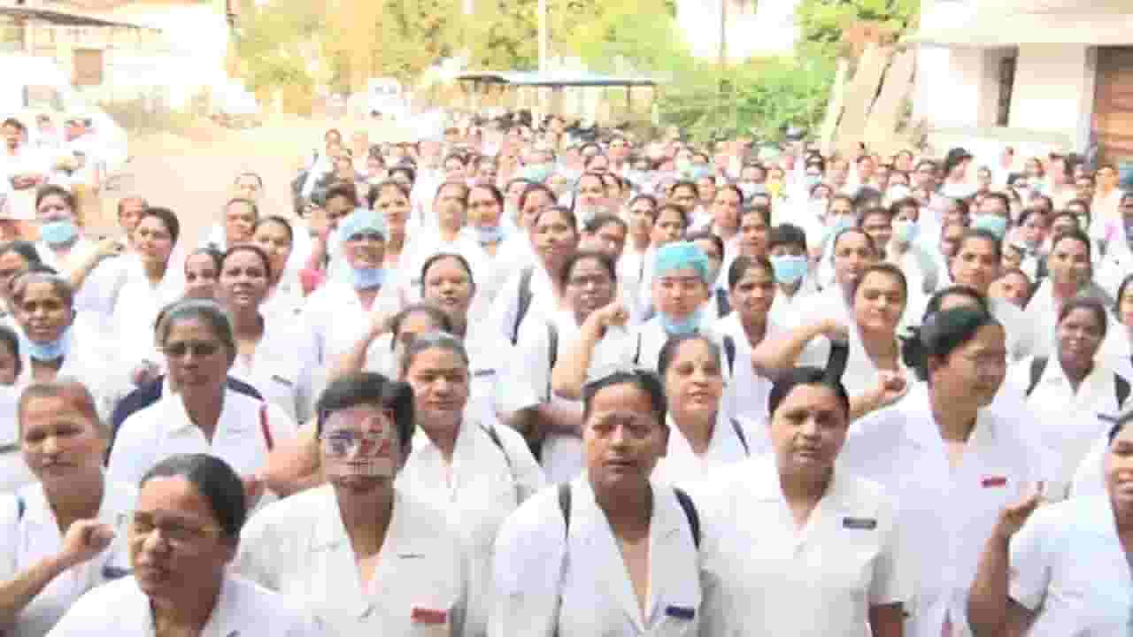 छत्रपती संभाजीनगर जिल्ह्यात तब्बल 30000 कर्मचाऱ्यांनी पुकारला संप, रुग्णांचे हाल छत्रपती संभाजीनगर जिल्ह्यात तब्बल 30000 कर्मचाऱ्यांनी पुकारला संप, रुग्णांचे हाल