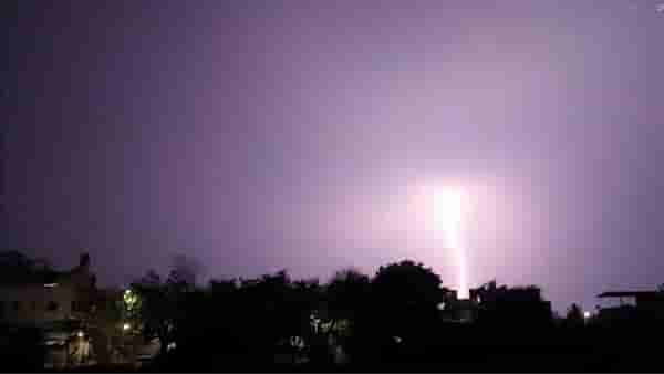 Unseasonal Rain : या जिल्ह्यात वादळ वाऱ्यासह अवकाळी पाऊस, वीज कोसळल्यामुळे झाडाने पेट घेतला, पावसाची शक्यता