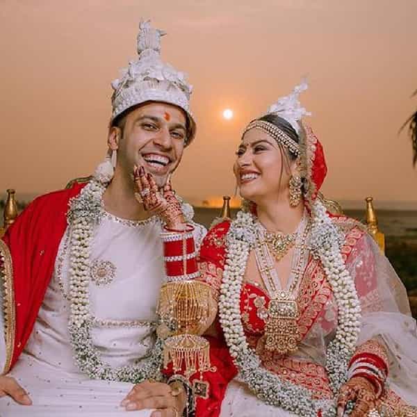 'ये है मोहब्बतें' या गाजलेल्या मालिकेत भूमिका साकारलेली अभिनेत्री कृष्णा मुखर्जी नुकतीच लग्नबंधनात अडकली आहे. 13 मार्च 2023 रोजी तिने बॉयफ्रेंड चिराग बाटलीवालाशी लग्न केलं. आधी बंगाली आणि नंतर पारसी विवाहपद्धतीनुसार दोघं विवाहबंधनात अडकले.