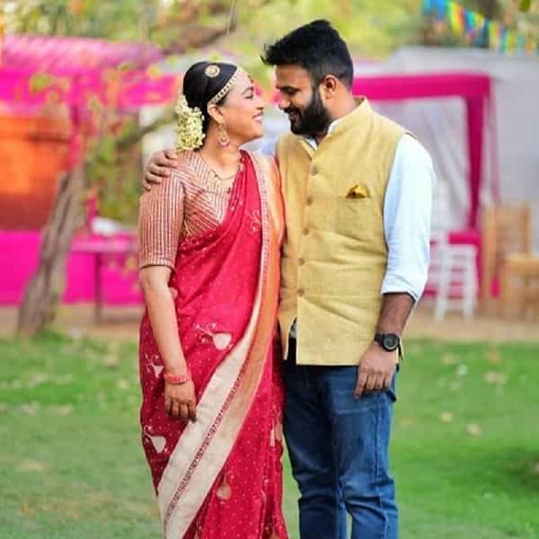 अभिनेत्री स्वरा भास्करने समाजवादी पार्टीचा नेता फहाद अहमदशी दिल्लीत लग्न केलं. मात्र हे लग्न पारंपरिक पद्धतीने पार पडलं नाही. या दोघांनी सप्तपदी घेतली नाही किंवा निकाहसुद्धा केला नाही. स्वरा आणि फहादने फक्त मेहंदी, हळद आणि संगीत कार्यक्रमाचं आयोजन केलं होतं.