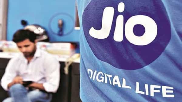 जिओच्या 119 रुपयांच्या प्लानमध्ये 1.5GB दैनिक डेटा, 300 एसएमएस, अमर्यादित कॉलिंग आणि जिओ अॅप्सचा अॅक्सेस उपलब्ध आहे. या प्लानची वैधता 14 दिवसांची आहे. (Photo- PTI)