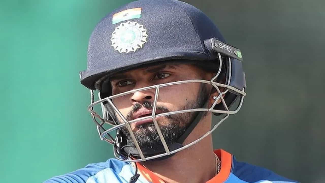 श्रेयस अय्यर याच्या दुखापतीने टीम इंडियाचं टेन्शन वाढलंय. सोबतच कोलकाता नाईट रायडर्ससाठीही डोकेदुखी वाढली आहे. अहमदाबाद कसोटीदरम्यान श्रेयस अय्यरला पाठीला दुखापत झाली. यानंतर तो कसोटी सामन्यात फलंदाजीसाठी उतरू शकला नाही. दुखापतीमुळे श्रेयस ऑस्ट्रेलिया विरुद्धच्या वनडे मालिकेतूनही बाहेर पडला. आता अय्यरला आयपीएलच्या 16 व्या मोसमातील पहिल्या टप्प्याला मुकावं लागू शकतं.