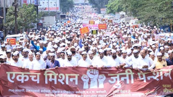 सरकारी कर्मचाऱ्यांच्या संपाचा आज तिसरा दिवस; 18 लाख सरकारी कर्मचाऱ्यांचं कामबंद आंदोलन सरकारी कर्मचाऱ्यांच्या संपाचा आज तिसरा दिवस; 18 लाख सरकारी कर्मचाऱ्यांचं कामबंद आंदोलन