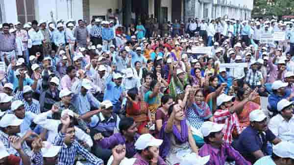 Old Pension Scheme : सरकारी कर्मचाऱ्यांच्या संपाचा आज दुसरा दिवस; तोडगा कधी?