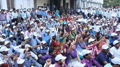 Old Pension Scheme : सरकारी कर्मचाऱ्यांच्या संपाचा आज दुसरा दिवस; तोडगा कधी?